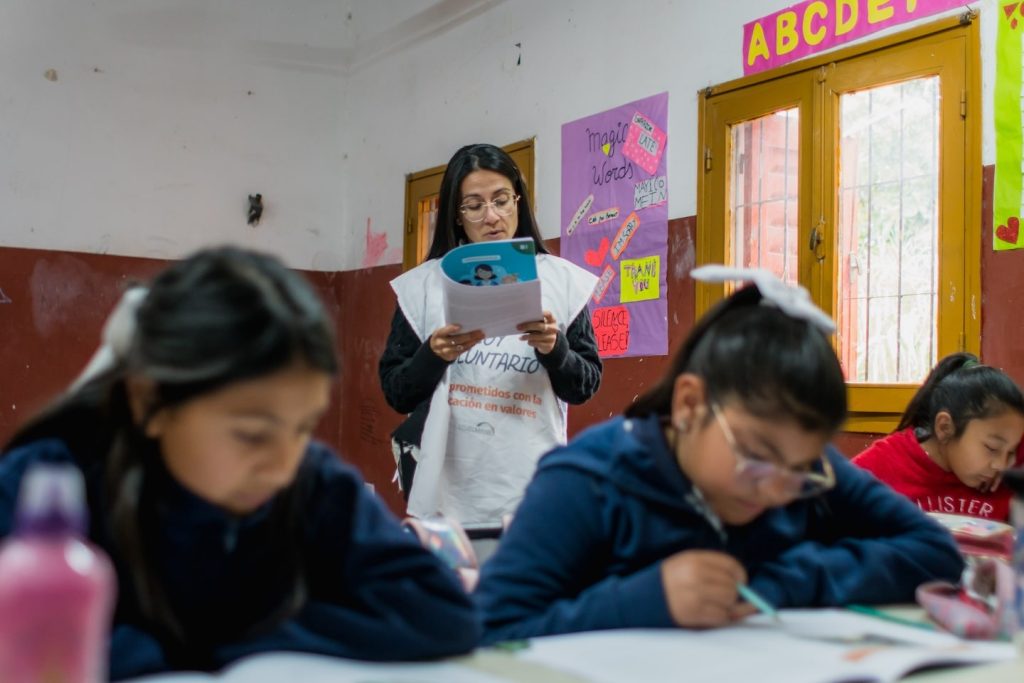 Gabriela Juarez dictando el taller de Convivencia Escolar.