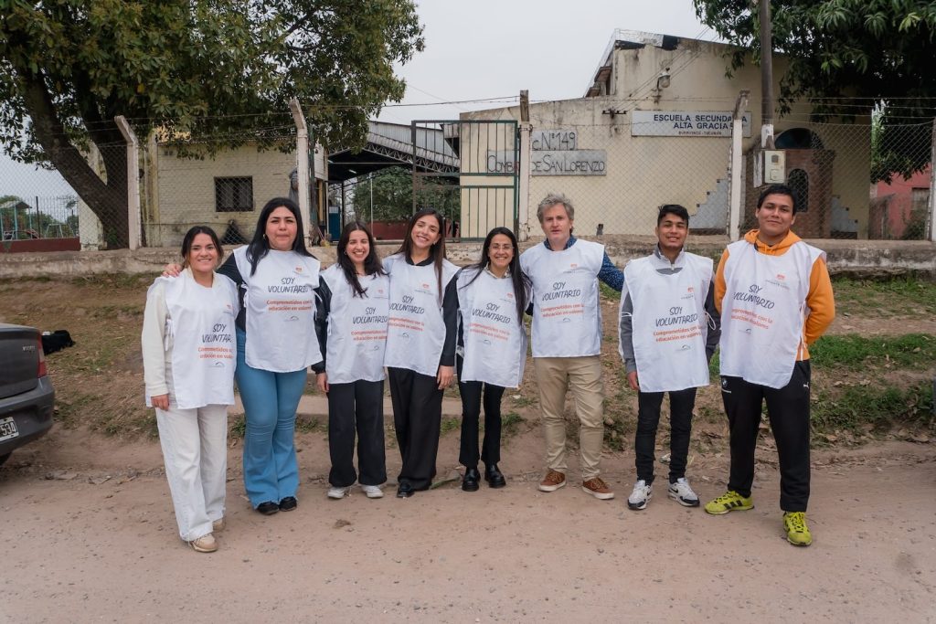 Benjamin junto a otros voluntarios corporativos en la
escuela N°149 Combate de San Lorenzo, Alta Gracia, Tucumán.