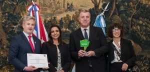 Alex Nolte, Gerente Comercial de Citrusvil y Benjamín Visser, Comercial de Ventas Regionales, recibiendo el premio BritCham.